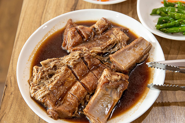 特製ダレのプルコギ鉄板ランチ等、韓国屋台料理ランチが人気♪